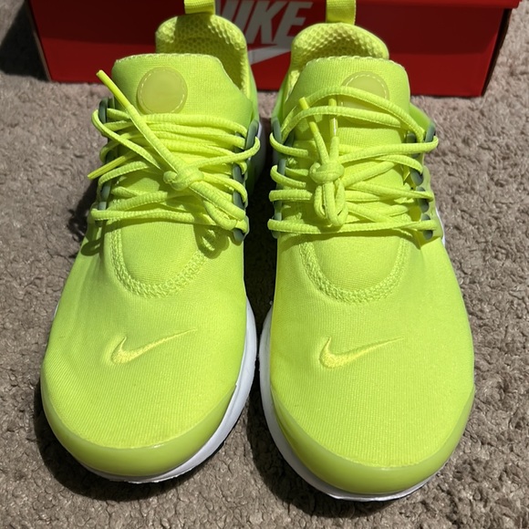 Nike - Picture 2 of 4